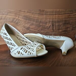 Calvin Klein White Cutout Peep Toe Low Heels Size 7M